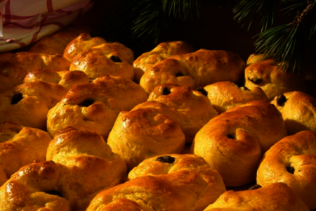 Фото к рецепту: Шведские булочки с шафраном и изюмом (люсекаттер/lussekatter)
