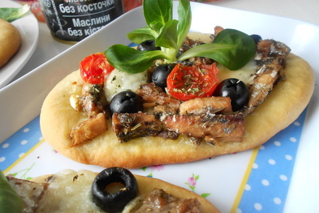 Фото к рецепту: Мини-пиццы с сайрой, моцареллой и маслинами