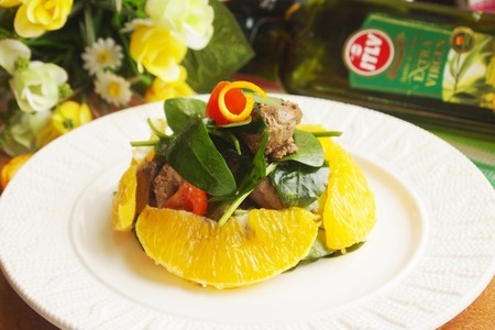 Фото к рецепту: Витаминный салат с куриной печенью, шпинатом и апельсинами