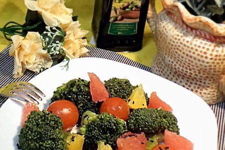 Фото к рецепту: Брокколи с томатами и цитрусовым соусом.