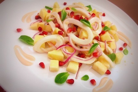 Фото к рецепту: Салат с кальмарами и яблоками под йогуртовым соусом