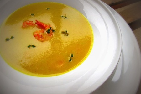 Фото к рецепту: Пряный, имбирный крем-суп из картофеля с креветками