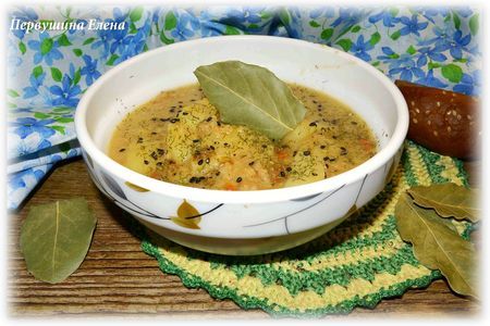 Фото к рецепту: Суп тыквенный с фаршем и кунжутом