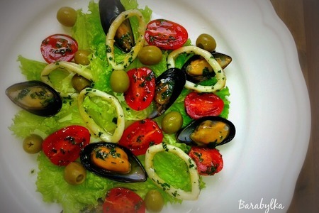 Фото к рецепту: Салат с мидиями и зелёными оливками