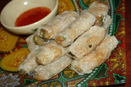 Фото к рецепту: Рулетики из рисовой бумаги с пряным салатом из фунчезы с креветками по-тайски