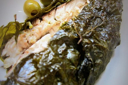 Фото к рецепту: Рыба запечённая в виноградных листьях