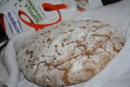 Гречневый хлеб с толстой хрустящей коркой и пористым тягучим мякишем