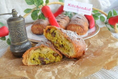 Фото к рецепту: Марокканские пирожки "пастилла" с куриными пупочками и кускусом
