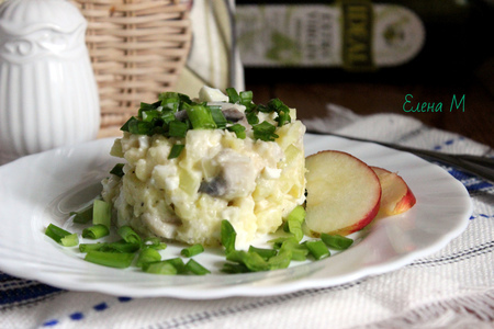 Фото к рецепту: Салат с сельдью и яблоком по-датски
