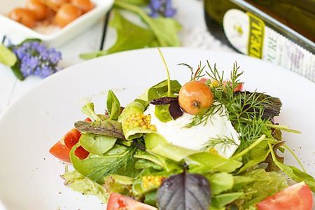 Фото к рецепту: Салат с запеченной курицей, овощами и яйцом пашот