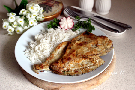 Фото к рецепту: Жареная балтийская камбала с рисом "янтарь"
