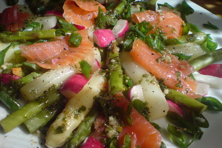 Фото к рецепту: Салат из спаржи и копчёного лосося