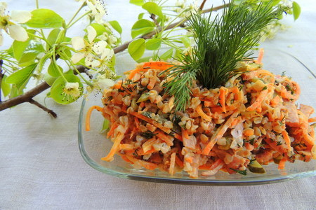Фото к рецепту: Салат с гречкой и ветчиной.