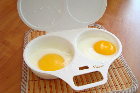Фото к рецепту: Яйца за 30 секунд в специальном приспособлении для свч- завтрак