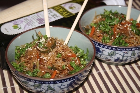 Фото к рецепту: Рисовая лапша с грибами и овощами по-китайски