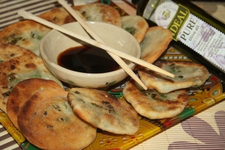 Фото к рецепту: Китайские лепешки с зеленым луком