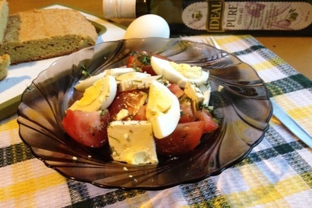 Фото к рецепту: Салат с брынзой, помидорами и яйцом