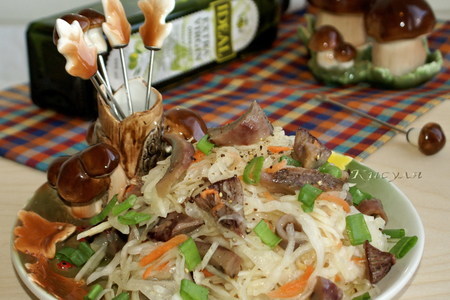 Фото к рецепту: Салат из солёных груздей и квашенной капусты