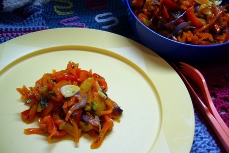 Фото к рецепту: Салат из запеченного сладкого перца, моркови и лука