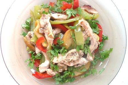 Фото к рецепту: Куриная грудка с овощами за 10 минут - легкий ужин или начинка для тортильяс