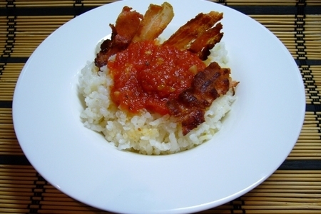 Фото к рецепту: Рис с чесночно-томатным соусом и хрустящим беконом