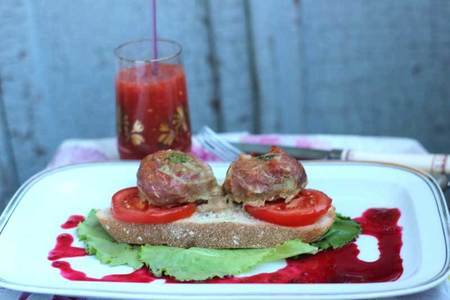 Попьет с клюквенным соусом и томатно-кориандровый сок // paupiette with cranberry sauce and tomato-coriander juice