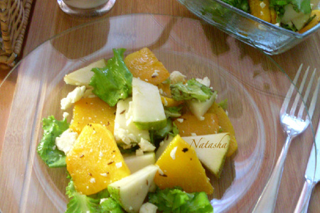 Фото к рецепту: Салат с печёной тыквой, грушей и брынзой.