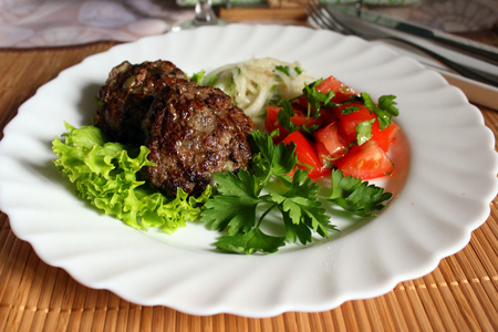 Фото к рецепту: Мясные биточки с маринованным луком и острым салатом из помидоров