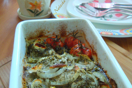 Фото к рецепту: Камбала,запечённая с помидорками, луком,укропом и прованскими травами
