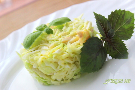 Фото к рецепту: Диетический салат из капусты с кальмарами.