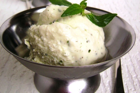 Фото к рецепту: Сливочное мороженое с лаймом и мятой