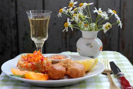 Фото к рецепту: Крокеты из пикши в терияки-кляре, с лососевым маслом и киноа с запеченными овощами