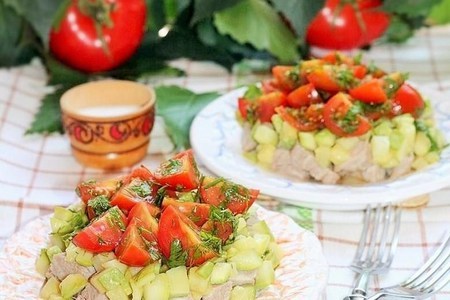 Фото к рецепту: Мясной салат с кабачком и соусом "летний"