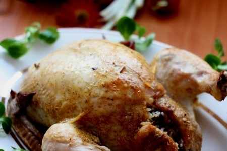 Фото к рецепту: Курица в сметанно-чесночном маринаде, фаршированная рисом