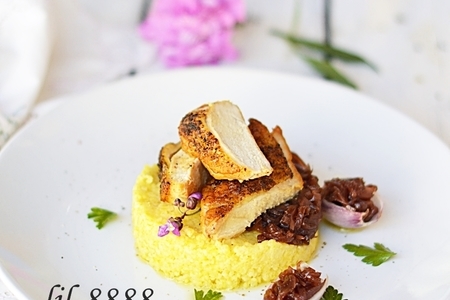 Фото к рецепту: Куриное филе с золотым пшеном и конфитюром из ялтинского лука