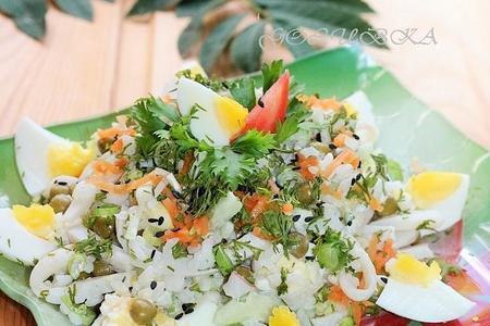 Фото к рецепту: Салат из кальмаров с рисом и зеленым горошком