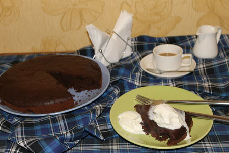 Фото к рецепту: Очень простой пирог "крэйзи кейк"