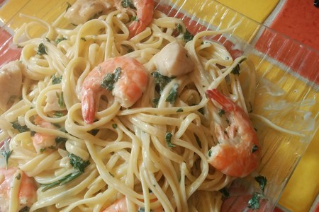 Фото к рецепту: Спагетти с креветками и морскими гребешками