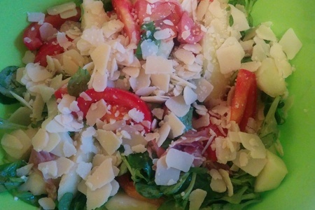 Фото к рецепту: Низкокалорийный летний салат с дыней и ветчиной