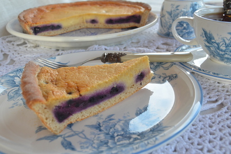 Фото к рецепту: Цельнозерновой пирог с черникой и сметано-манным кремом