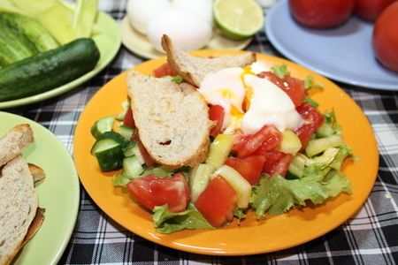 Салат из свежих овощей с яйцом пашот
