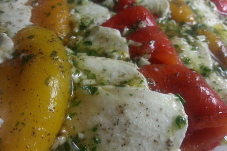Фото к рецепту: Салат из печёных перцев и сыра моцарелла 