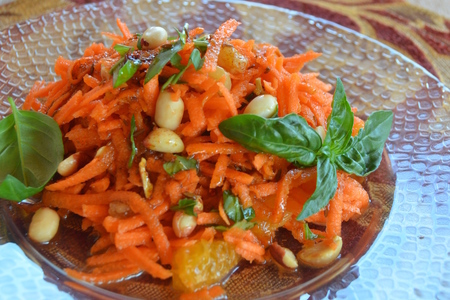 Фото к рецепту: Морковный салат с апельсинами и зирой