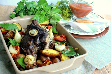 Фото к рецепту: Баранина в мятном маринаде запечённая с овощами