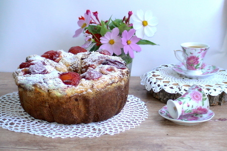 Фото к рецепту: Пирог с бабкового теста  со сливами  и рикоттой
