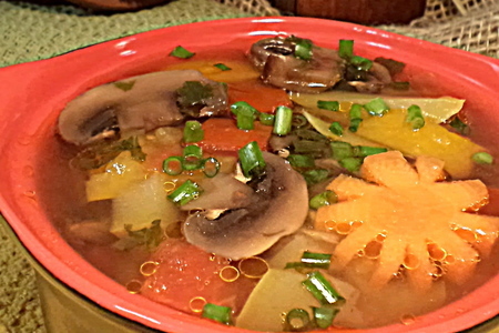 Фото к рецепту: Легкий овощной суп с шампиньонами, диетический обед выходного дня