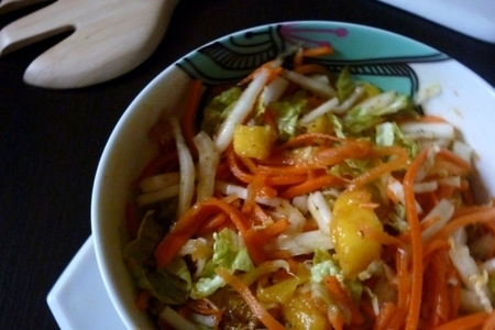 Капустно-морковный салат с манго