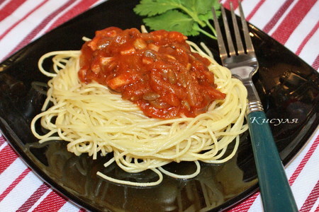 Фото к рецепту: Капеллини в томатном соусе с ветчиной, изюмом и семечками. тест-драйв с окраиной