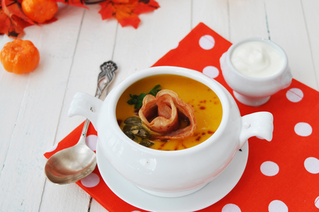 Крем –суп из тыквы с розами из бекона и соусом табаско