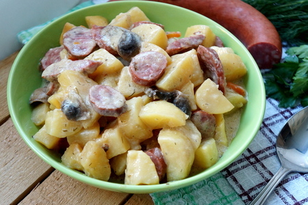 Фото к рецепту: Рагу с картофелем, грибами и краковской колбасой. тест-драйв с окраиной